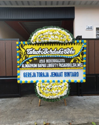 Papan Bunga Duka di Candi