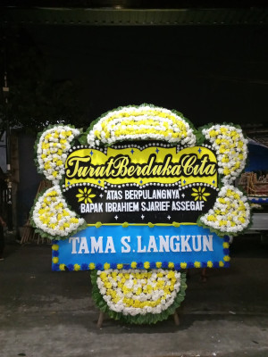 Papan Bunga Duka di Candi